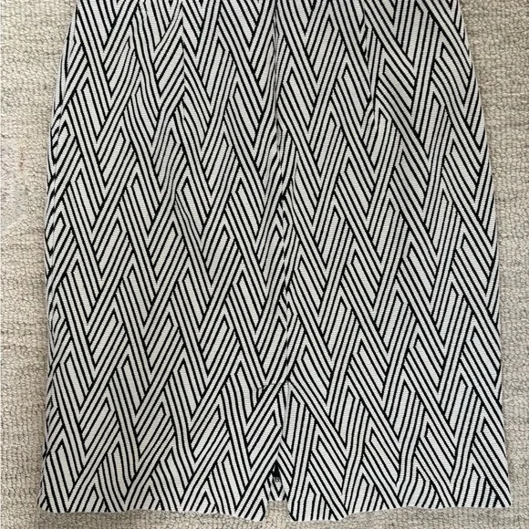 Banana Republic Black and White Patterned Women's Skirt - Picture 2 of 2